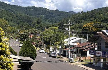 Apartamento espaçoso e central - Foto 2