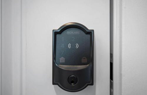 PFR Suites - Highland, 3BR 2BA Shadyside Condo, 2 Decks and Off-Street Parking - Foto 39