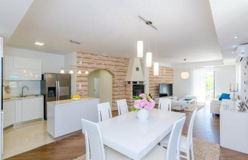 Villa Kate - outdoor pool, 4 bedrooms, free parking - Photo 14