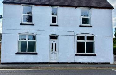 #56 4-Bedroom House Near Shops with Free Parking - Foto 7