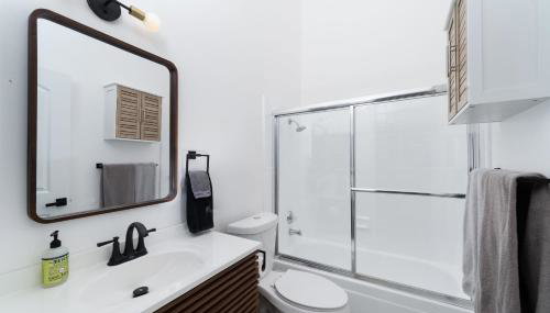 Downtown Beach Home, 5 min to Beach! Backyard, BBQ - Foto 4, towels, Shower