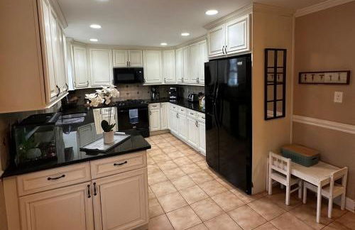 Spacious Family Friendly Backyard Retreat - Photo 7