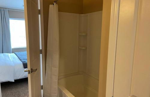 Retreat At The Charles Fast WiFi WasherDryer - Foto 19