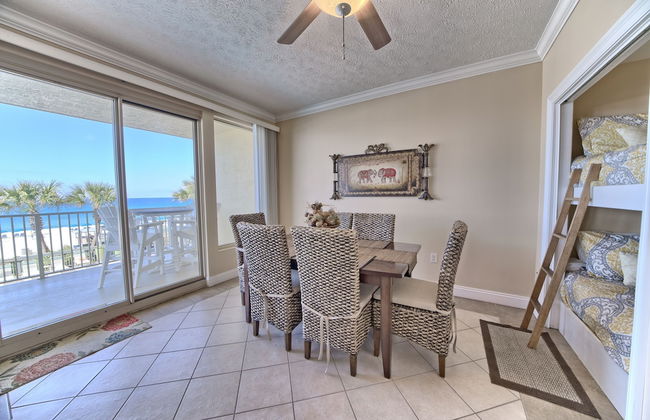 Beautiful Beachfront Condo with Pool View - Unit 0203 by RedAwning - Foto 33