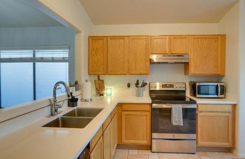 3 Mi to Surprise Stadium! Retreat with Putting Green - Foto 8