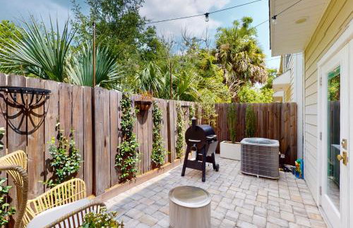 Stylish dog-friendly townhome with firepit & enclosed yard - blocks to downtown - Photo 1