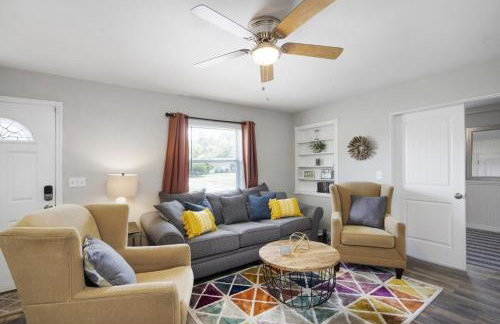 Cheerful residential home with boat launch access - Foto 1