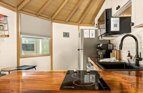 Canyon Family Yurt Cabin - Hot Tub Loft Full Kitchen & Bath - Photo 8