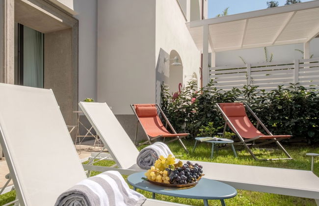 Luxury Suite with Garden and Jacuzzi - Photo 20