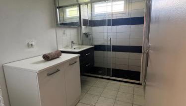 La Chaume Centre village Magny-Cours 2 chambres 5 personnes ou 3 chambres 8 personnes - Foto 4, Shower