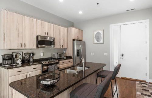 NEW Elegant Downtown Escape with Modern Comforts - Foto 25