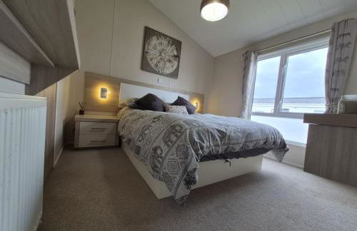 The Blue Lagoon 2 bedroom lodge with hot tub - Foto 42