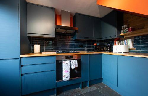 Charming 3BR Cottage Sleeps 8 - 15 Mins to Centre - Foto 13