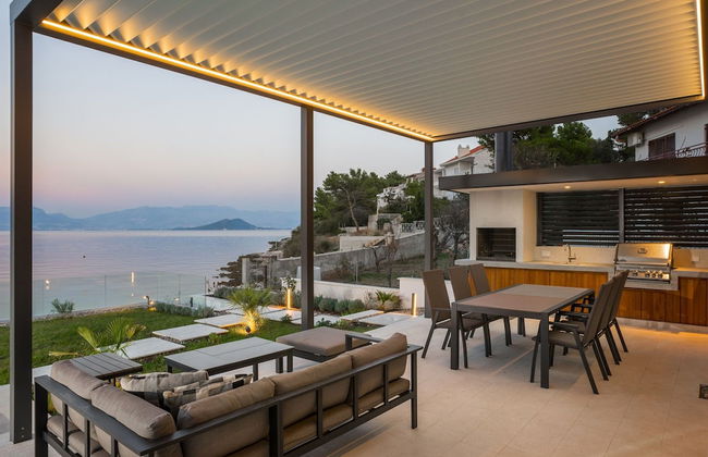Beachfront Villa Grey Martini with Pool - Foto 26