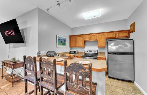 The Retreat at Wildwood - Hot Tub Theater & Deck - Foto 36