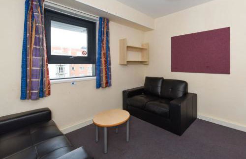 For Students Only Corfe House in Poole - Photo 16