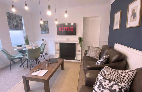 Stylish 4BR Home - Free WiFi -Ideal for Contractors - Foto 16