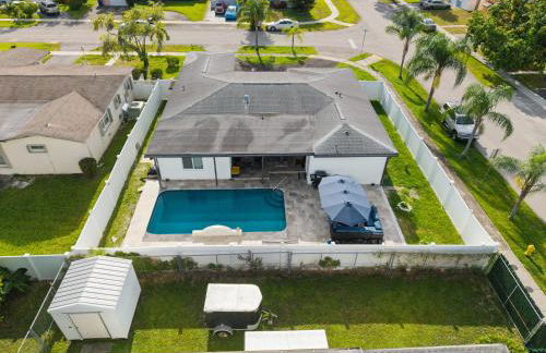 Luxe by Jenn - 3BR Retreat with Heated Pool - Photo 65