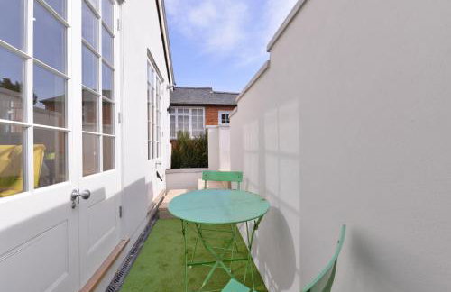 1 bedroom flat in centre of Odiham- free parking - Photo 2