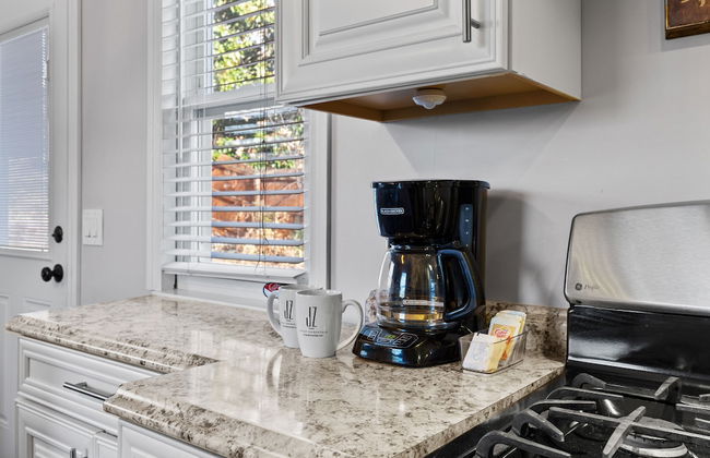 Metropolitan Escape I JZ Vacation Rentals - Photo 13