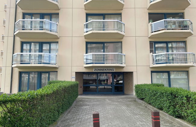 Spacious Seaside Apartment - Photo 2