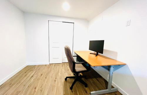 Charming 2-bedroom and 1 Full bath basement apartment with WiFi and AC in lovely Edmonds - Photo 3