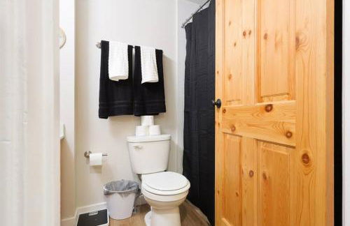 Luxuriously Contemporary Condo - Photo 35