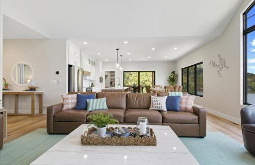 Modern Lakefront Escape | The Twelve - Foto 7