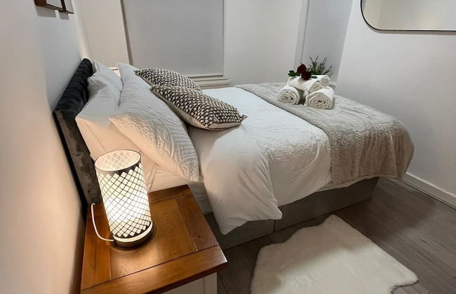 Elegant 3 Bedroom Flat with Garden Oasis - Photo 6