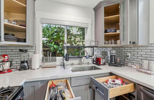 Angie Oasis Yard, Loft & Stocked Kitchen - Photo 10