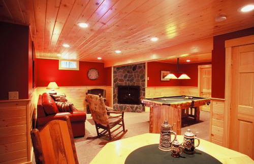 Upscale Fryeburg Cabin Hot Tub and Billiards Table! - Foto 11