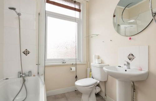 Comfy Home King Size Bed close to Asda & Sefton Park, Very Fast WIFI! - Foto 30