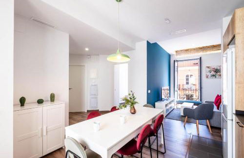 Spacious Apartment with Great Views - Photo 1