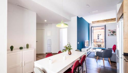 Spacious Apartment with Great Views - Photo 1