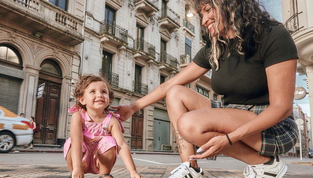 Madre e hija tomándose una foto