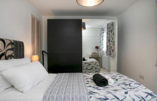 Charming Home - Free Parking - Private Garden - Pass the Keys - Foto 21