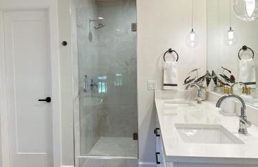 Newly Renovated 4B, 2.5 bath Lakefront home with South Grand Lake Views and dock - Foto 12