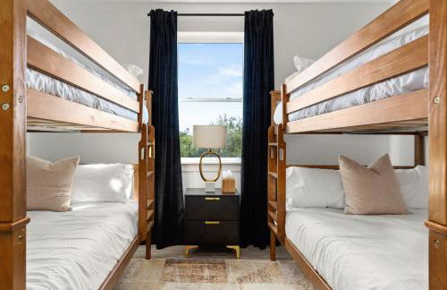 Designer Home with Hot Tub BBQ & Hill Views - Foto 36