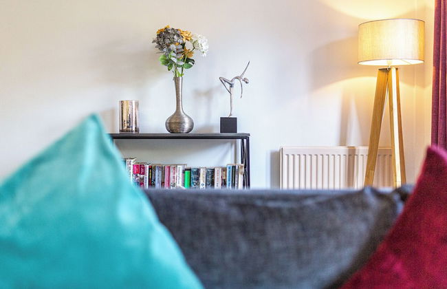 Central 2 Bed House w/ Garden and Free Parking! - Photo 55