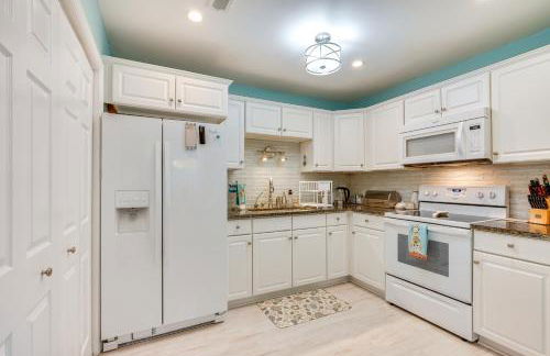 Cozy Goose Creek Escape with Patio and Grill - Foto 7