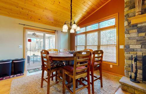 Pool and Beach Access! Lake Arrowhead Hideaway - Foto 7