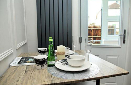 Rayan Heights Cosy 1 bedroom flat sleeps 2 perfect for contractors tourists families - Free parking - Foto 35