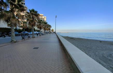 HAPPY HOLIDAYS - Photo 37