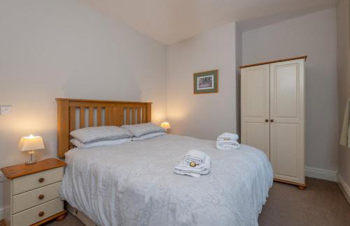 Sleeps 5 - 3 Bedrooms - walk to the square hosted Happy Valley cast - Foto 31
