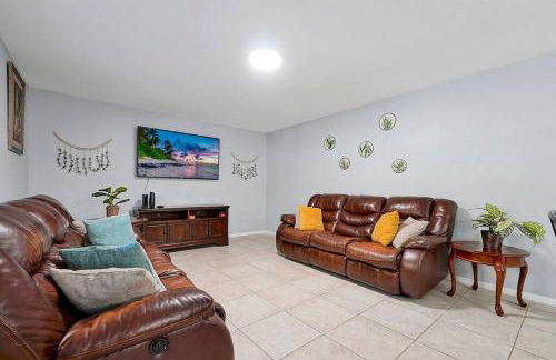 Poolside Cocoa Oasis w/ Tiki Bar! - Foto 5