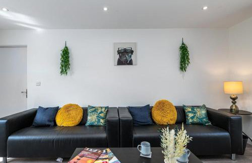 4BR New Build - Near Ferry Port - Great for Groups - Foto 34