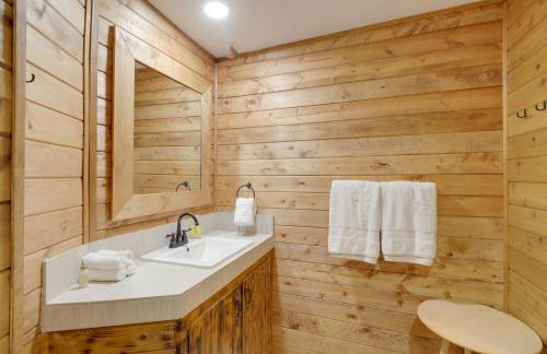 Family-Friendly Riverfront Manor on the Little Red - Foto 20