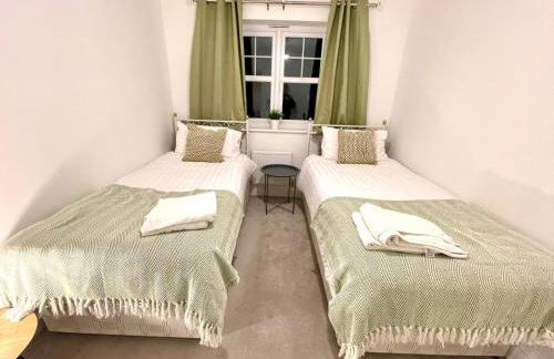 Churchill House 3 Bedroom Sleeps 6 Free Parking - Photo 15
