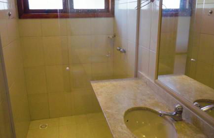 Belíssima Casa com extensa área externa - piscina, sauna, churrasqueira e campo de futebol - com 5 suítes e a 500 metros da Rua das Pedras - Foto 44