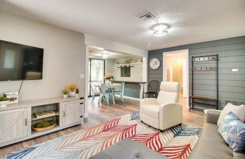 Deck and Dock Access Lakefront Grove Cabin! - Foto 1